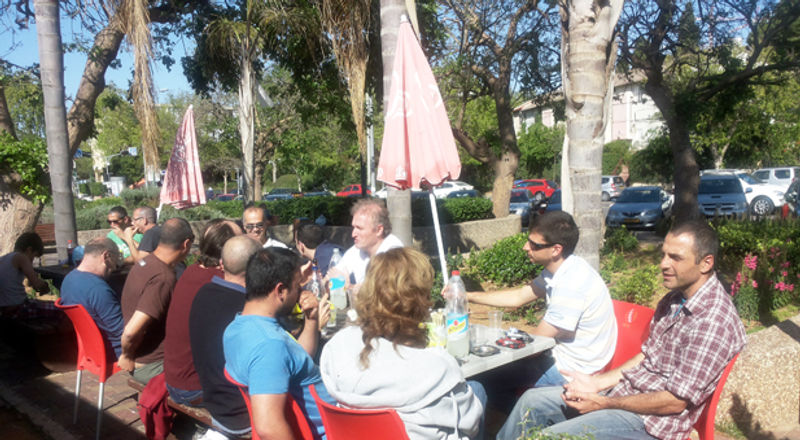 חברי קבוצת האייקידו יושבים על כוס בירה בפיצוצייה אחרי שיעור אייקידו