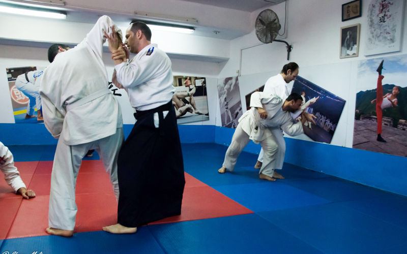 תרגול של טכניקות במהלך שיעור אייקידו