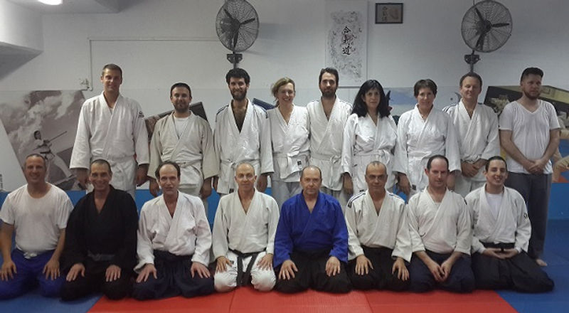 חברי קבוצת האייקידו מתאמנים על המזרן בדוג'ו
