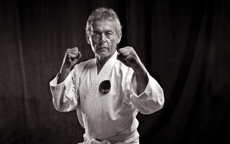 סנסיי עם מקל ג׳ו - אייקידו למבוגרים